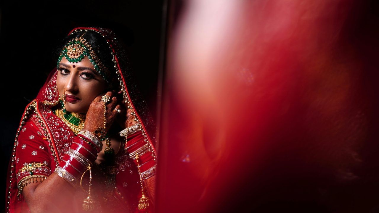 नवऱ्याकडे सासूची तक्रार करण्याऐवजी त्यांच्याशी थेट बोलण्याचा प्रयत्न करा. यामुळे तुमच्यात गैरसमज झाला असेल तर प्रेम आणि आदरामुळे तो दूर करा. वाद घालणं टाळा.