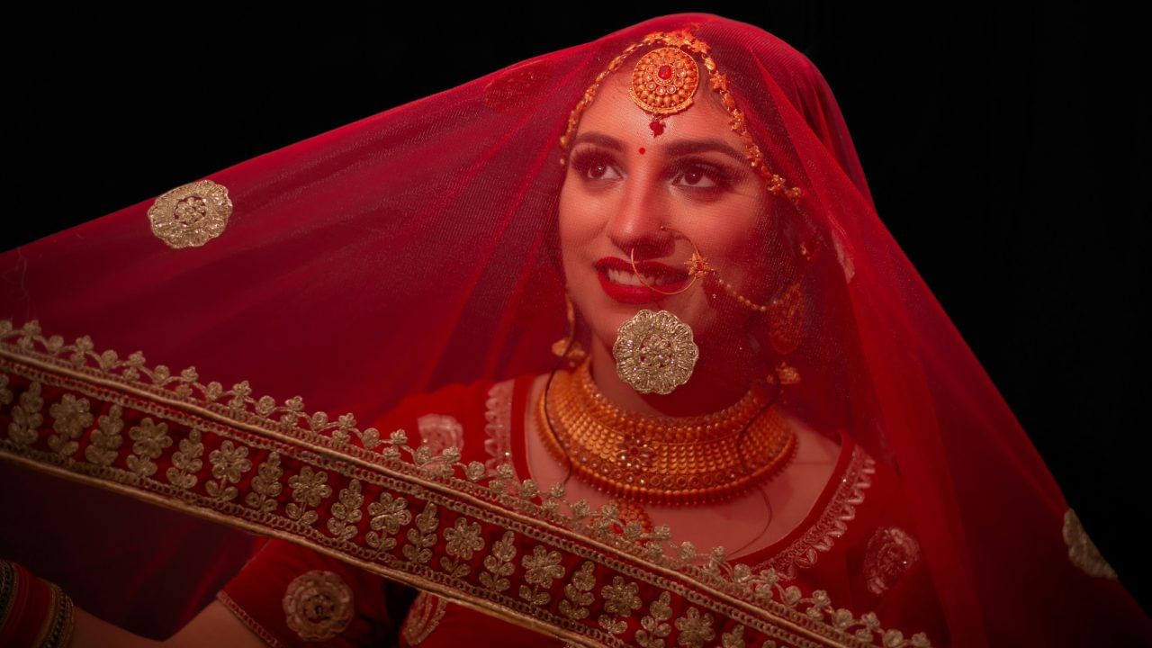 घरातल्या कामांमध्ये मदत करा. सासरी गेल्यानंतर त्या ठिकाणी सून म्हणून आपली कर्तव्य नेहमी पार पाडा. यामुळे तुम्हाला घराची काळजी आहे, हे सासूला जाणवेल. त्यानंतर ती तुमच्याशी मनमोकळेपणाने बोलू शकेल.