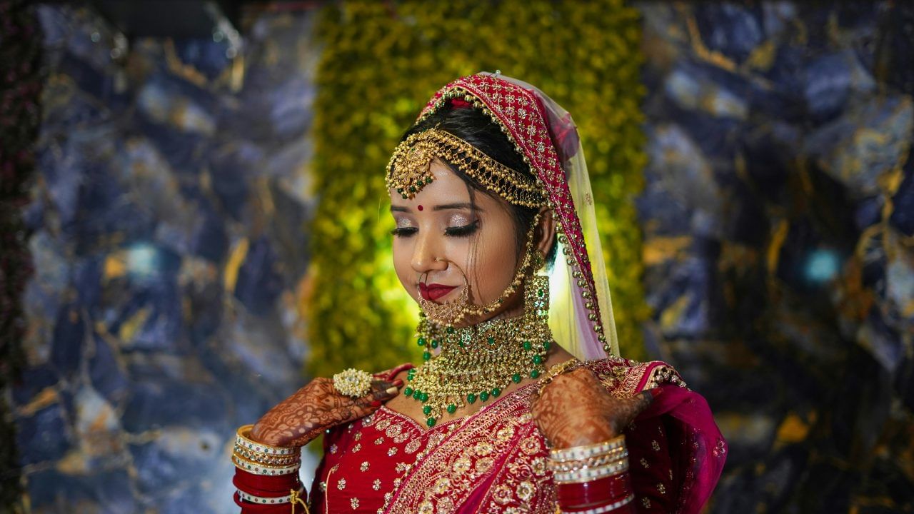 तुमच्या सासूच्या आवडीनिवडी समजून घ्या. त्यांना चहा आवडत असेल तर तो वेळेवर करुन द्या. या लहान लहान गोष्टी केल्याने तुम्ही त्यांच्या मनात स्थान मिळवता येईल. तसेच त्यांचा तुमच्याबद्दलचा दृष्टिकोन बदलेल.