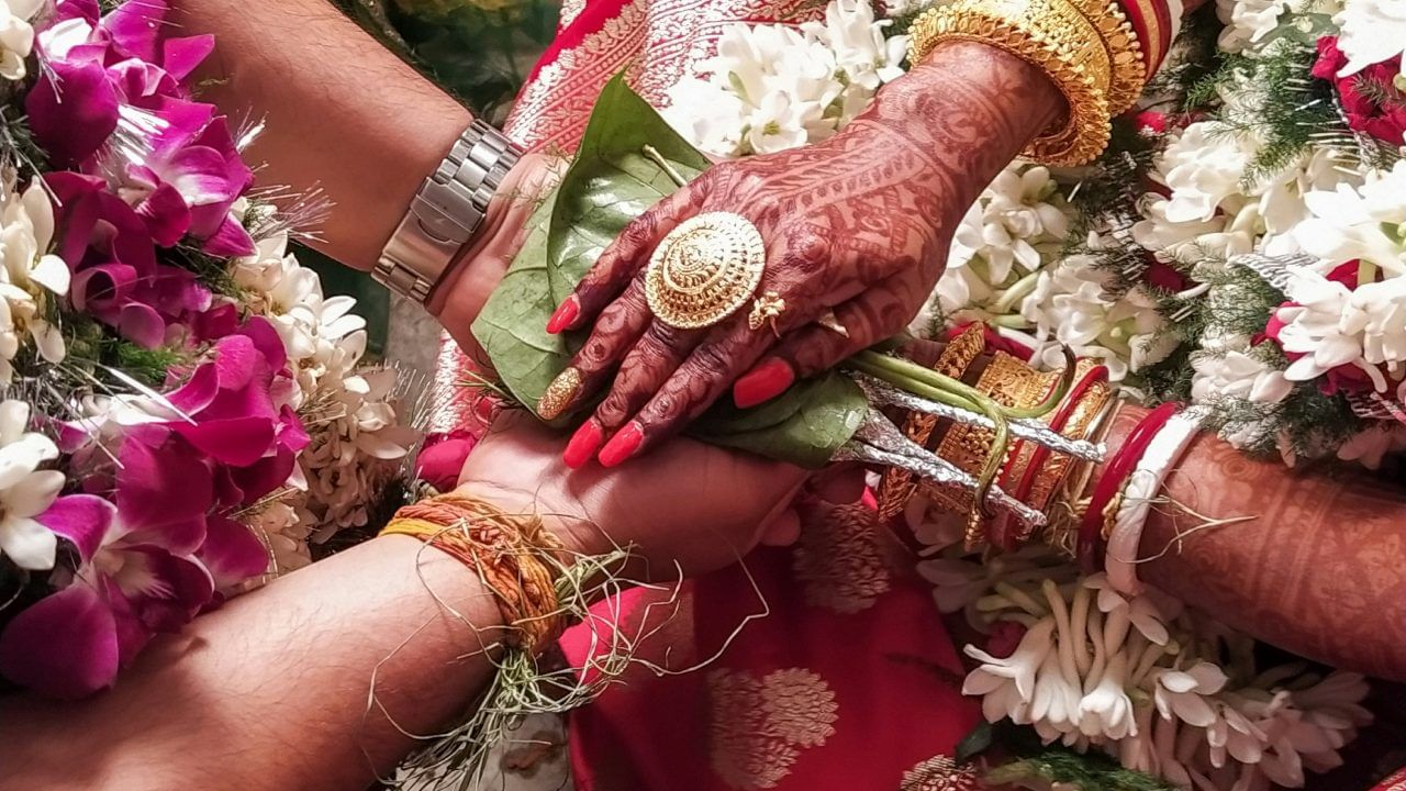 जेव्हा नवीन लग्न होते, तेव्हा खटके उडणं हे स्वाभाविक असते. पण सुनेने कधीच सासूला विरोधक समजू नये. ती तुमच्या कुटुंबाचा भाग आहे, हे समजून घ्या. तिला आदर द्या. प्रत्येक गोष्टीवर टोमणे मारण्याऐवजी ती हसून गोष्ट टाळा. यामुळे घरातलं वातावरण बिघडत नाही.