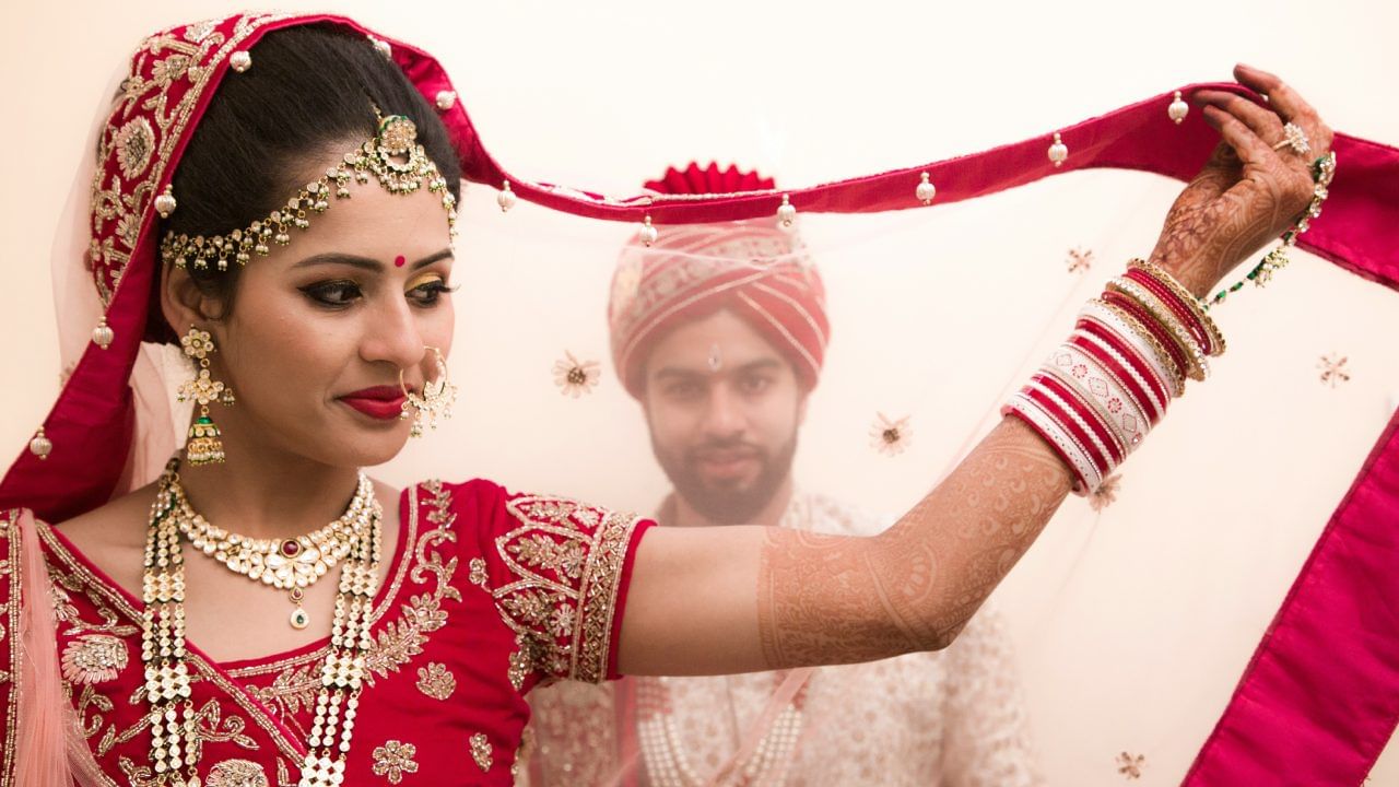 लग्नानंतर सासू आणि सुनेमध्ये मतभेद होणं ही एक फार सामान्य गोष्ट आहे. सासू-सुनेच्या भांडणात जेव्हा आपला नवरा आईचीच बाजू घेतो, तेव्हा ही परिस्थिती अधिक कठीण होते. त्यामुळे अशावेळी वाद घालण्यापेक्षा समजूतदारपणा दाखवून सगळ्यांची मनं जिंकणं महत्त्वाचं असते.