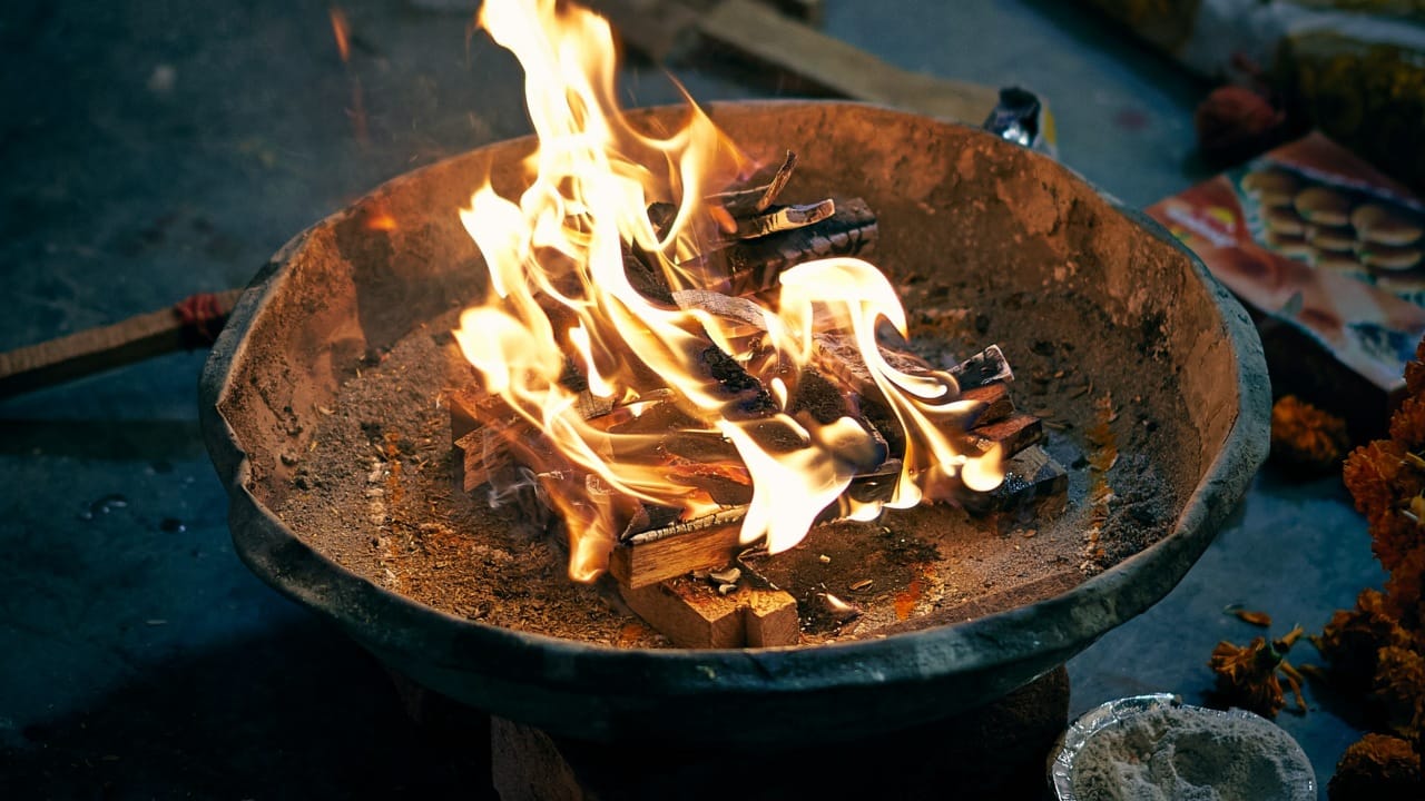 त्यामुळे देवी स्वाहा हे केवळ एक नाव नसून, ती मानवी भक्ती आणि देवांच्या कृपा यामधील मध्यस्थी म्हणून काम करते. तिच्या नावाचा उच्चार केल्याशिवाय कोणताही यज्ञ अपूर्ण मानला जातो. ती पवित्र यज्ञाला पूर्णत्व प्रदान करते.