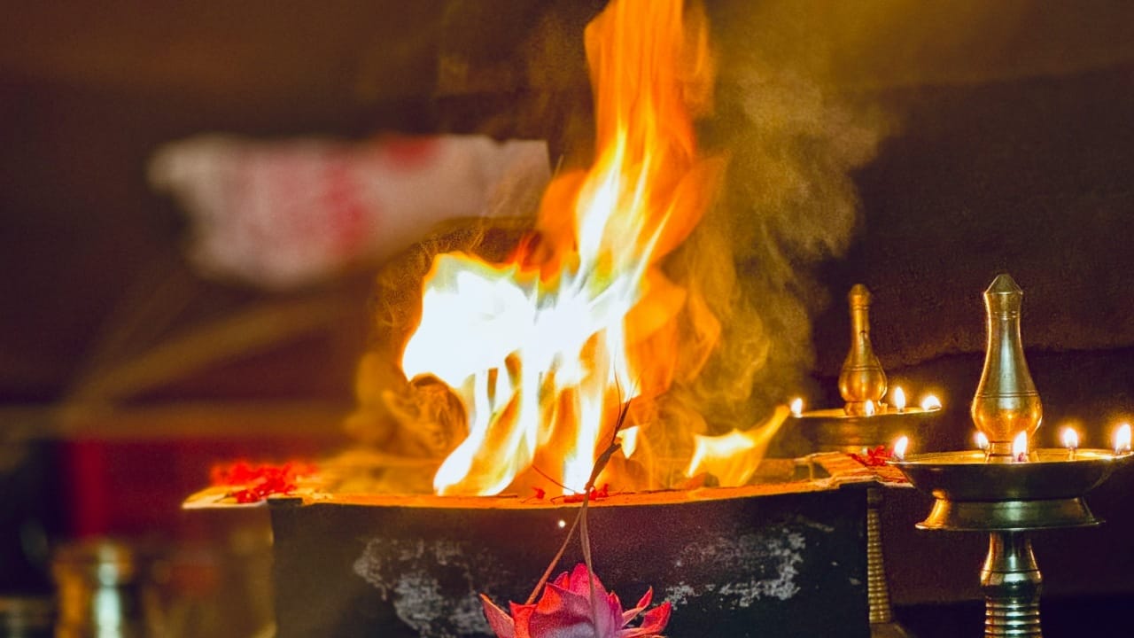 'स्वाहा'चा उच्चार करताना आपण आपला अहंकार बाजूला ठेवून, आपण जे काही अर्पण करत आहोत ते एका सर्वोच्च शक्तीला समर्पित करत आहोत हे स्वीकारतो. ही कृती नम्रतेची भावना दर्शवते.