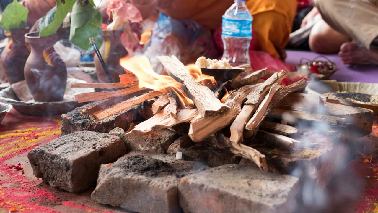 स्वाहा ही अग्निदेवांची पत्नी असल्यामुळे, तिच्या नावाचा जप केल्याने अग्निदेव प्रसन्न होतात. त्यामुळे कोणताही धार्मिक विधी यशस्वी होतो. 'स्वाहा'चा उच्चार केवळ धार्मिक विधींपुरता मर्यादित नाही, तर त्याला खोलवर आध्यात्मिक आणि मानसिक महत्त्वही आहे. 

