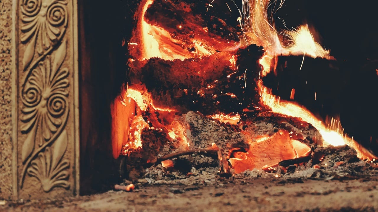 स्वाहा देवी हे देवांचे अन्न वाहून नेणारे माध्यम आहे. प्रत्येक मंत्राच्या शेवटी 'स्वाहा' जोडल्याने तो मंत्र अधिक प्रभावी आणि देवांना स्वीकारार्ह बनतो. तिच्या नावाचा उच्चार केल्याने मंत्रांना शक्ती प्राप्त होते.