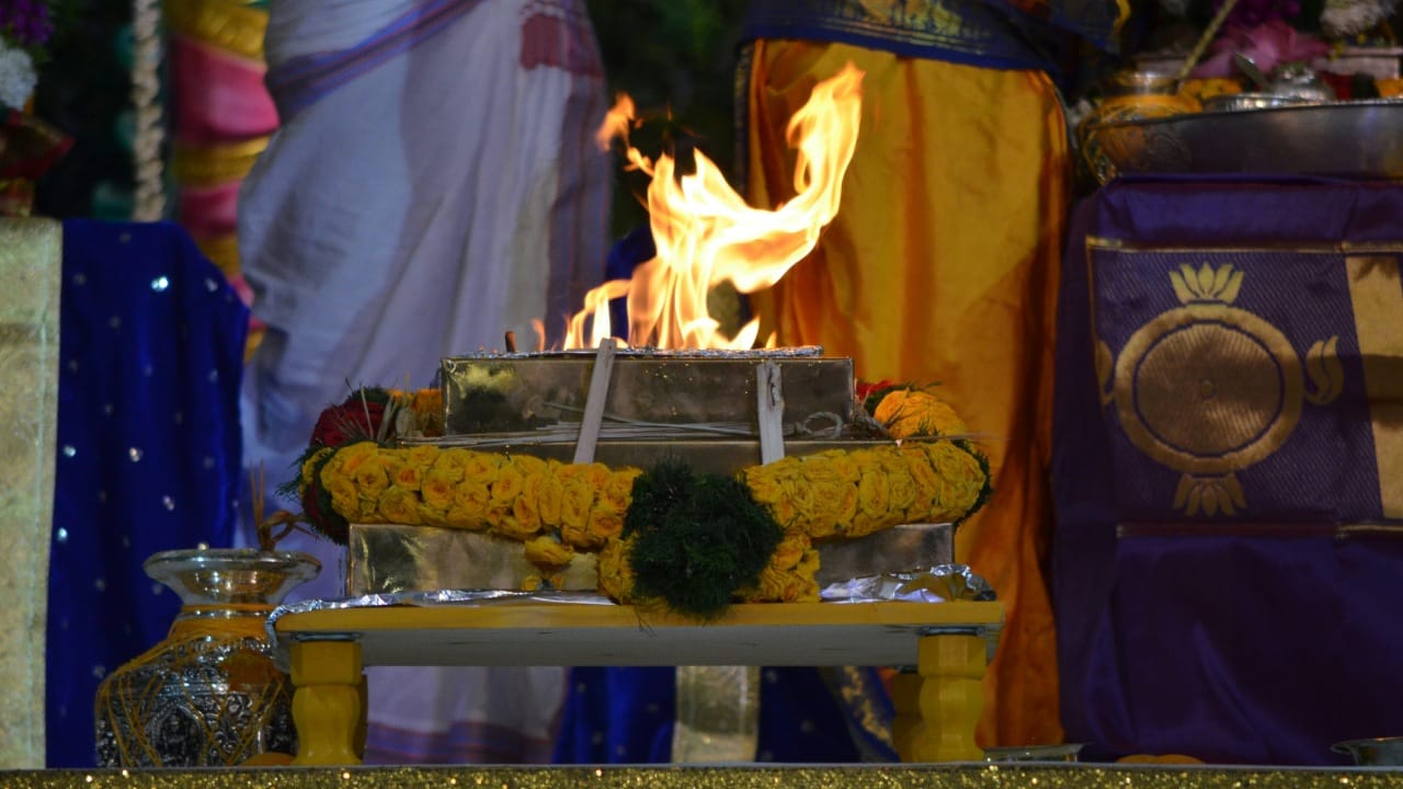 प्रत्येक यज्ञ आणि धार्मिक विधीमध्ये 'स्वाहा'चा उच्चार करणे अनिवार्य मानले जाते. यामागे अनेक आध्यात्मिक आणि पारंपरिक कारणे आहेत. वैदिक काळात, यज्ञ हे देवांना अन्न अर्पण करण्याचे माध्यम मानले जात असे. जेव्हा आपण मंत्रांसह 'स्वाहा' असा उच्चार करून अग्नीमध्ये काहीही अर्पण करतो, तेव्हा ते अर्पण थेट संबंधित देवतेपर्यंत पोहोचते.