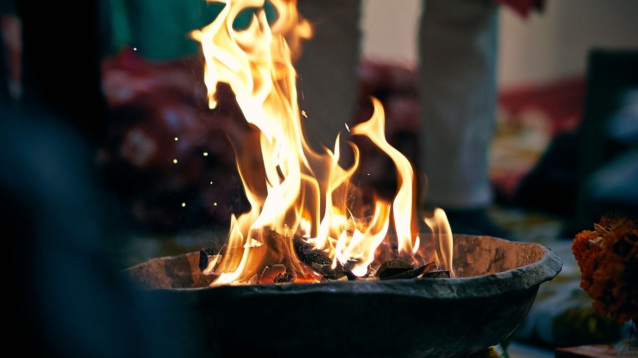 देवी स्वाहाबद्दल अनेक कथा प्रचलित आहेत. काही पौराणिक ग्रंथांनुसार, ती दक्ष प्रजापतीची कन्या आहे, तर काही ठिकाणी तिला निसर्गातील एक घटक असलेल्या अग्नीचीच शक्ती मानले जाते. ती यज्ञ आणि हवनात अर्पण केलेल्या आहुतींना थेट देवांपर्यंत पोहोचवण्याचे माध्यम आहे.