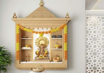 वास्तूशास्त्रात देवघरासंबंधी काही नियम सांगण्यात आलेले आहेत. काही लोक देवघरातील सजावटीसाठी लाल रंगाचे कापड वापरतात. पण हे कापड वापरणे शुभ असते की अशुभ याबाबत अनेकांना कल्पना नसते. वास्तूशास्त्रात या प्रश्नाचे उत्तर पाहायला मिळते. 