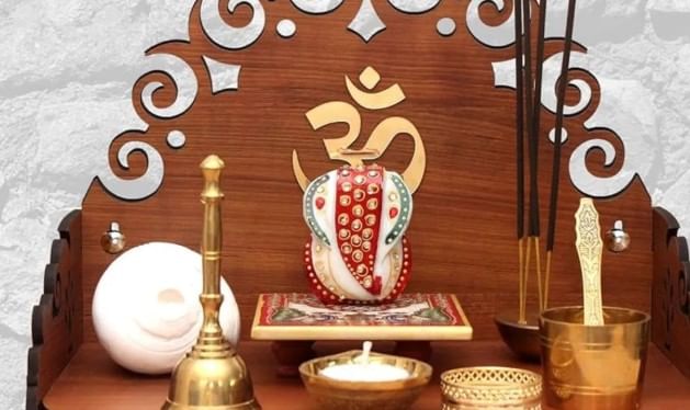 मन स्थिर असेल तर मंदिरात मंत्राचा जप करता पूजा करता येते. लाल रंगामुळे मनात अस्वस्थता निर्माण होते. त्यामुळे पूजेत नीट लक्ष लागत नाही. परिणामी मंदिरात लाल रंगाचा कपडा वापरू नये, असे सांगितले जाते. मंदिरात लाल रंगाऐवजी हलके आणि सौम्य रंगांच्या कपड्यांचा वापर करावा. मंदिरात पिवळ्या रंगाच्या कापडाचा वापर करणे शूभ मानले जाते. 