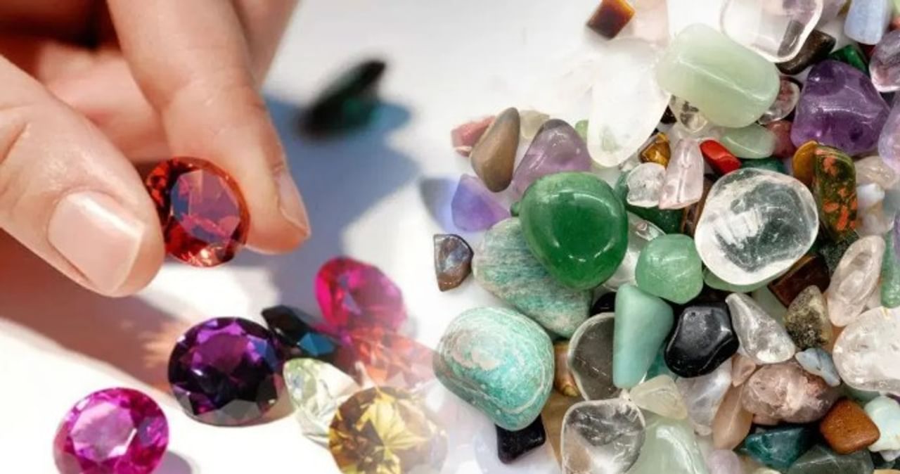 मनासारखे प्रेम मिळावे किंवा मनासाराखा जोडीदार मिळावा यासाठी अनेकजण ज्योतिषांचा सल्ला घेतात. अनकवेळी मनसारखा जोडीदार मिळावा यासाठी बोटात अंगठीच्या रुपात वेगवेगळी रत्ने घातली जातात. कुंडलीतील ग्रहांची दशा पाहूनच ही रत्ने धारण केली पाहिजेत. दरम्यान, अशी तीन रत्ने आहेत, जी तुम्हाला तुमच्या आयुष्यातलं प्रेम मिळवून देऊ शकतात तसेच तुम्हाला मनासारखा जोडीदार मिळवून देऊ शकतात. 