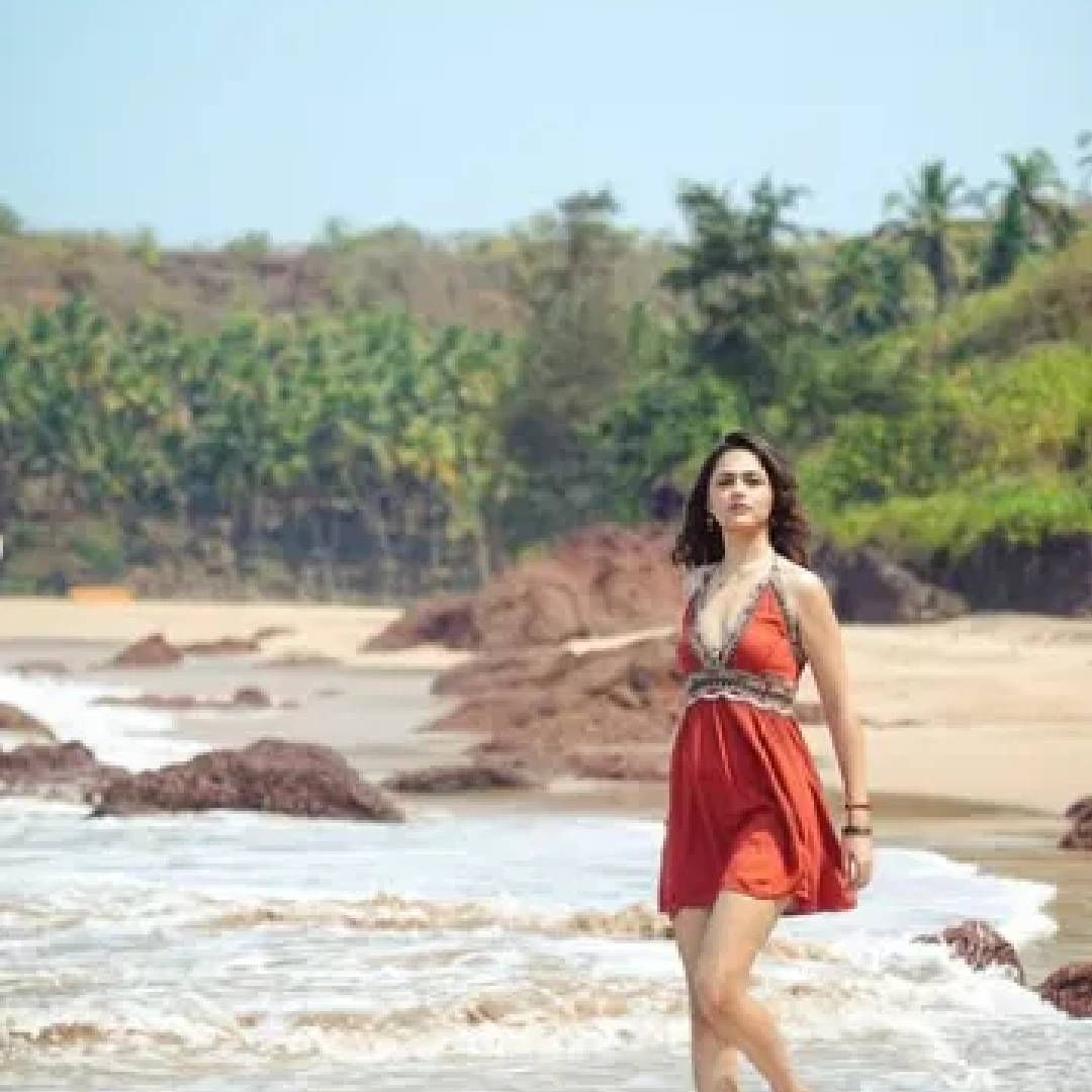 सैयाराच्या जबरदस्त यशाने अहान आणि अनीतला स्टार बनवलय. दोन्ही कलाकार आपल्या पहिल्या चित्रपटापासून स्टार बनलेत. अनीत पड्डाने सैयारा चित्रपटाचे काही न पाहिलेले फोटो शेअर केले आहेत. सोबतच तिने एक शानदार कॅप्शन सुद्धा लिहिलं आहे. 