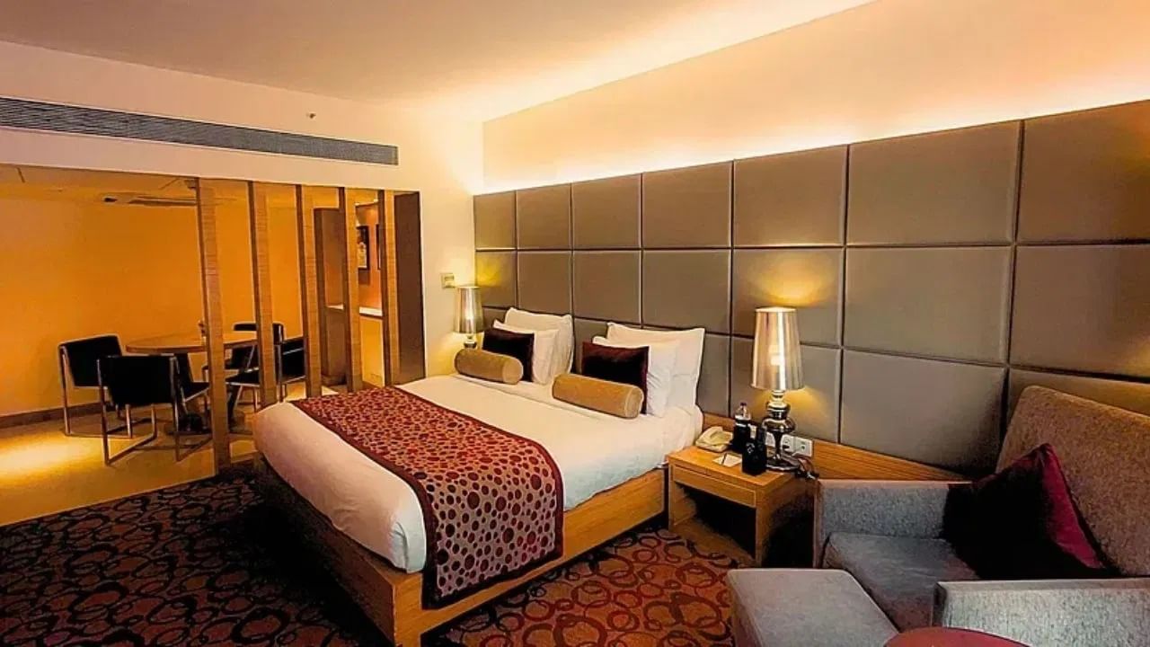 भारतीय संविधानानुसार, प्रत्येक प्रौढ व्यक्तीला त्याचे जीवन स्वतंत्रणे जगण्याचा अधिकार आहे. जर दोन्ही व्यक्ती १८ वर्षांपेक्षा जास्त वयाच्या असतील आणि परस्पर संमतीने हॉटेलमध्ये राहत असतील तर ते कायदेशीररित्या परवानगी आहे. भारतीय दंड संहितेच्या (IPC) कोणत्याही कलमानुसार हा गुन्हा मानला जात नाही.