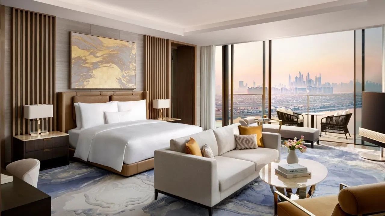 फक्त "कपल-फ्रेंडली हॉटेल्स" बुक करा. (OYO, FabHotels किंवा Goibibo वर उपलब्ध असलेल्या फिल्टरप्रमाणे). सरकारी ओळखपत्र - जसे की आधार, पॅन, पासपोर्ट इत्यादी - तुमच्यासोबत ठेवा. शांतता राखा आणि कोणतेही गैरवर्तन करू नका.