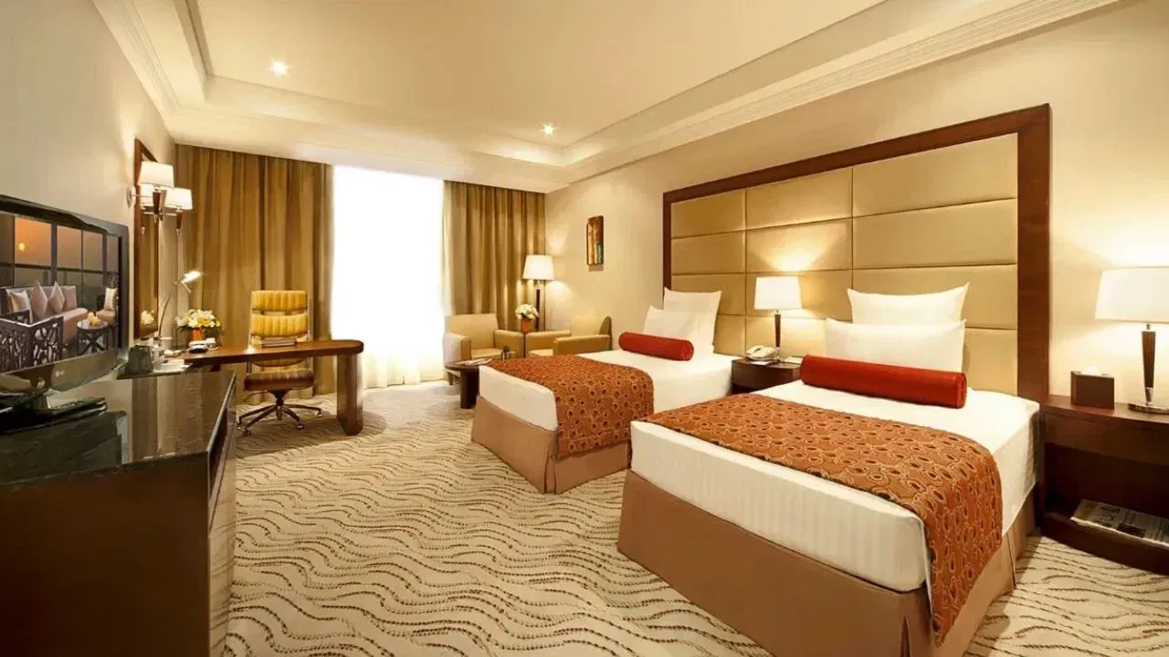 यावर उपाय म्हणून तुम्ही अधिकृत वेबसाईटवरून हॉटेल बुक करु शकता. हॉटेलमध्ये जाताना आधार कार्ड, पॅनकार्ड, पासपोर्ट ही सरकारी ओळखपत्रे सोबत ठेवा.  