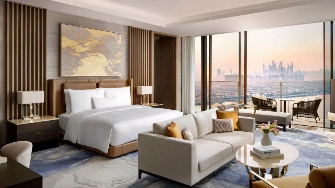 मात्र काही हॉटेलमध्ये स्थानिक पोलिस किंवा सामाजिक दबावामुळे ते अविवाहित जोडप्यांना प्रवेश नाकारला जातो. त्यांच्याकडे ओळखपत्राची मागणी केली जाऊ शकते, तसेच ते स्थानिक नसतील तर त्यांना रूम नाकारली जाऊ शकते.  