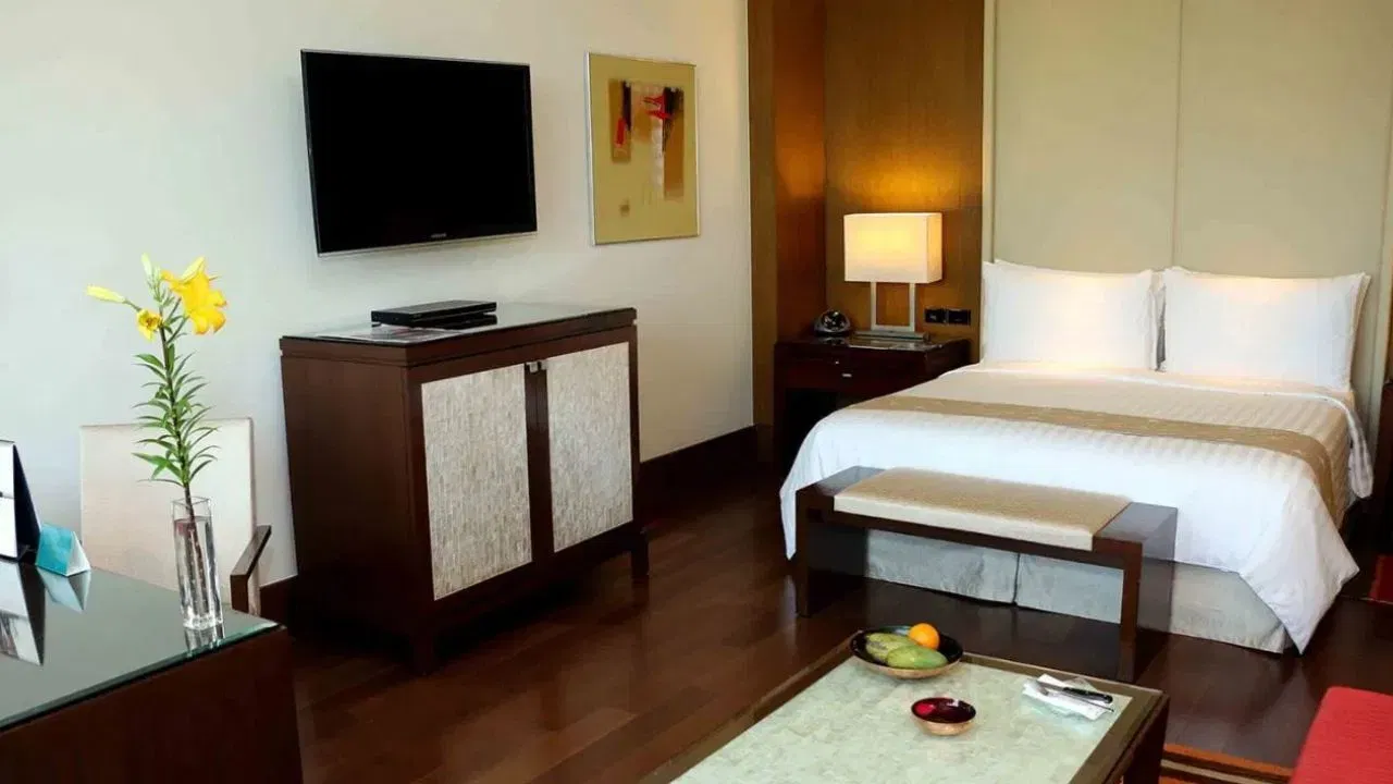 कायद्यानुसार भारतातील कोणतेही अविवाहित जोडपे कोणत्याही हॉटेलमध्ये रूम बुक करू शकते. देशात असा कोणताही कायदा नाही ज्यात अविवाहित जोडप्याला हॉटेलमध्ये राहण्यास बंदी आहे.  