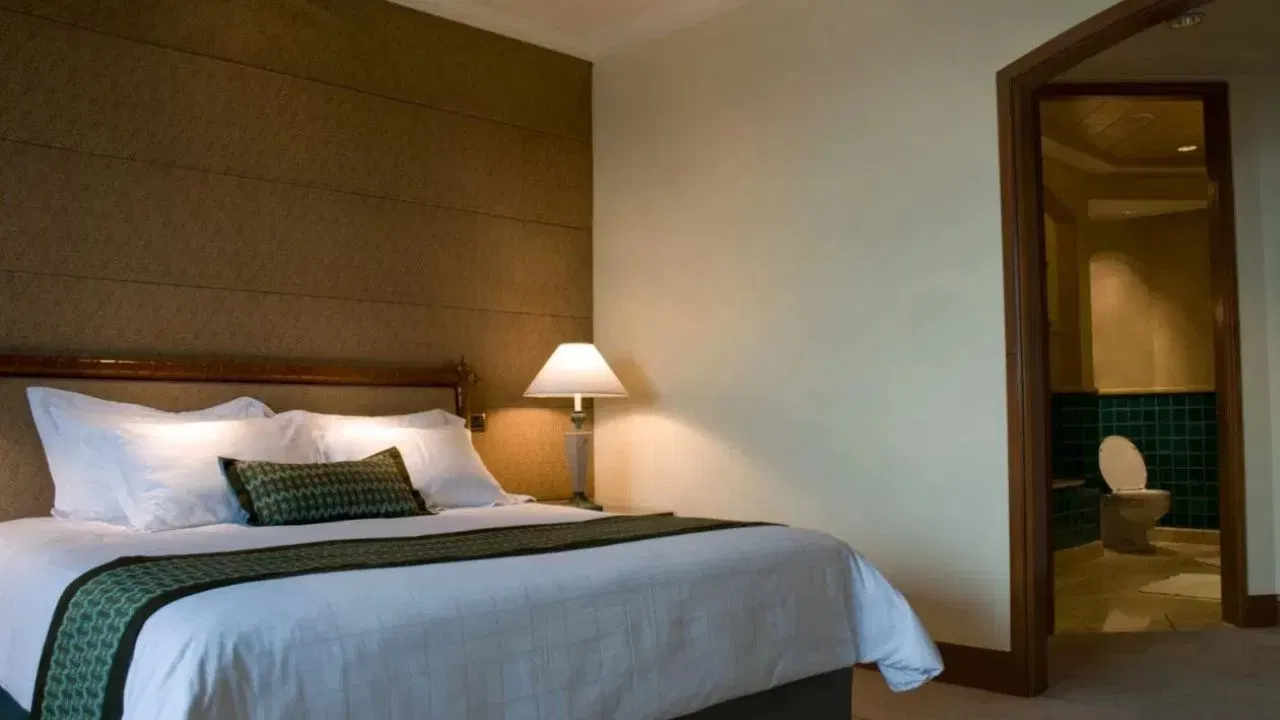 अविवाहित जोडपी हॉटेलमध्ये रूम बुक करत असतात. पण हे कायद्यानुसार योग्य आहे? जर तुम्ही हॉटेलमध्ये पकडले गेलात तर कायदेशीर होते का ते आज आपण जाणून घेऊयात.