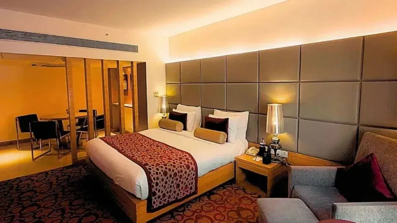 पोलिस हॉटेलमध्ये येऊन त्रास देतील अशी काहींना भीती असते. मात्र जर हॉटेल कायदेशीररित्या चालत असेल आणि सर्व गोष्टी कायदेशीर असतील तर पोलिसांना हस्तक्षेप करण्याचा अधिकार नाही. मात्र ते विचारपूस करु शकतात.  