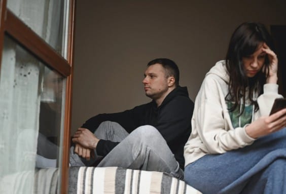 अनेकदा आपण आपल्या जोडीदाराला रागाच्या भरात काहीतरी बोलून जातो. नंतर आपल्याला त्याचा पश्चात्ताप होतो. असे होऊ नये म्हणून योग्य ती खरबदारी घेणे गरजेचे आहे. काही गोष्टी कटाक्षाने टाळायला हव्यात.