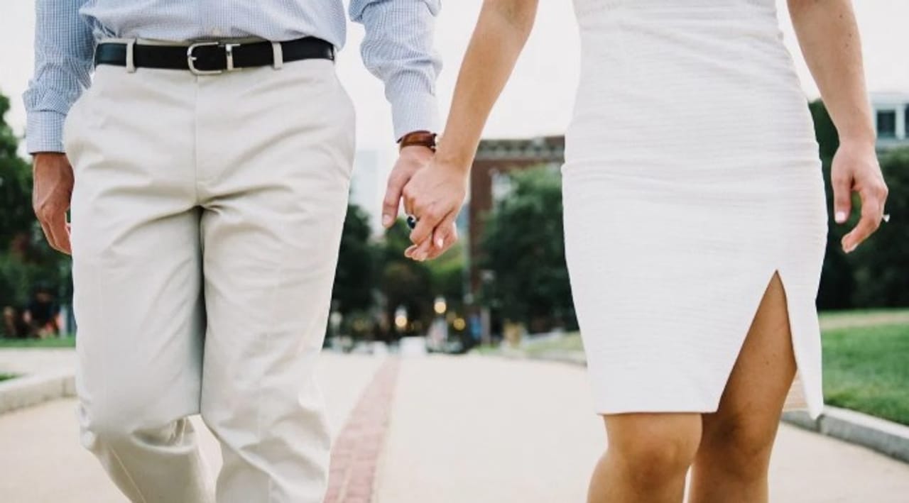 लग्न हे फार पवित्र असे नाते आहे. लग्नानंतर पती-पत्नी एकमेकांना शेवटपर्यंत साथ देण्याचे आश्वासन देतात. अडीअडचणीत एकमेकांना साथ देण्याच्याही आणाभाका घेतात. पण अनेकदा पती-पत्नीचं हेच नातं फक्त नावापुरतं राहतं. अशा स्थितीत तुमचा जोडीदार तुमच्यापासून दूर जात असेल, तुमच्यापासून काही गोष्टी लपवत असेल तर काही संकेत मिळतात. 