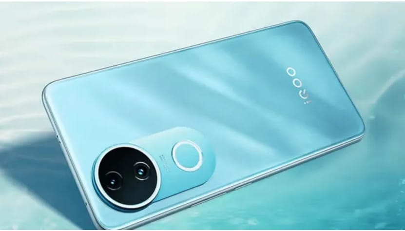 iQOO Z10R: आयक्यू फोनमध्ये 5700mAh बॅटरी क्षमता आहे. फास्ट चार्जिंग, 6.77 इंचाचा FHD+ AMOLED डिस्प्ले असलेला हा फोन अलिकडेच लाँच झाला आहे. हा फोन MediaTek Dimensity 7400 प्रोसेसरवर काम करतो. यात 8GB रॅम आहे. याची किंमत 19,499 रुपये आहे.