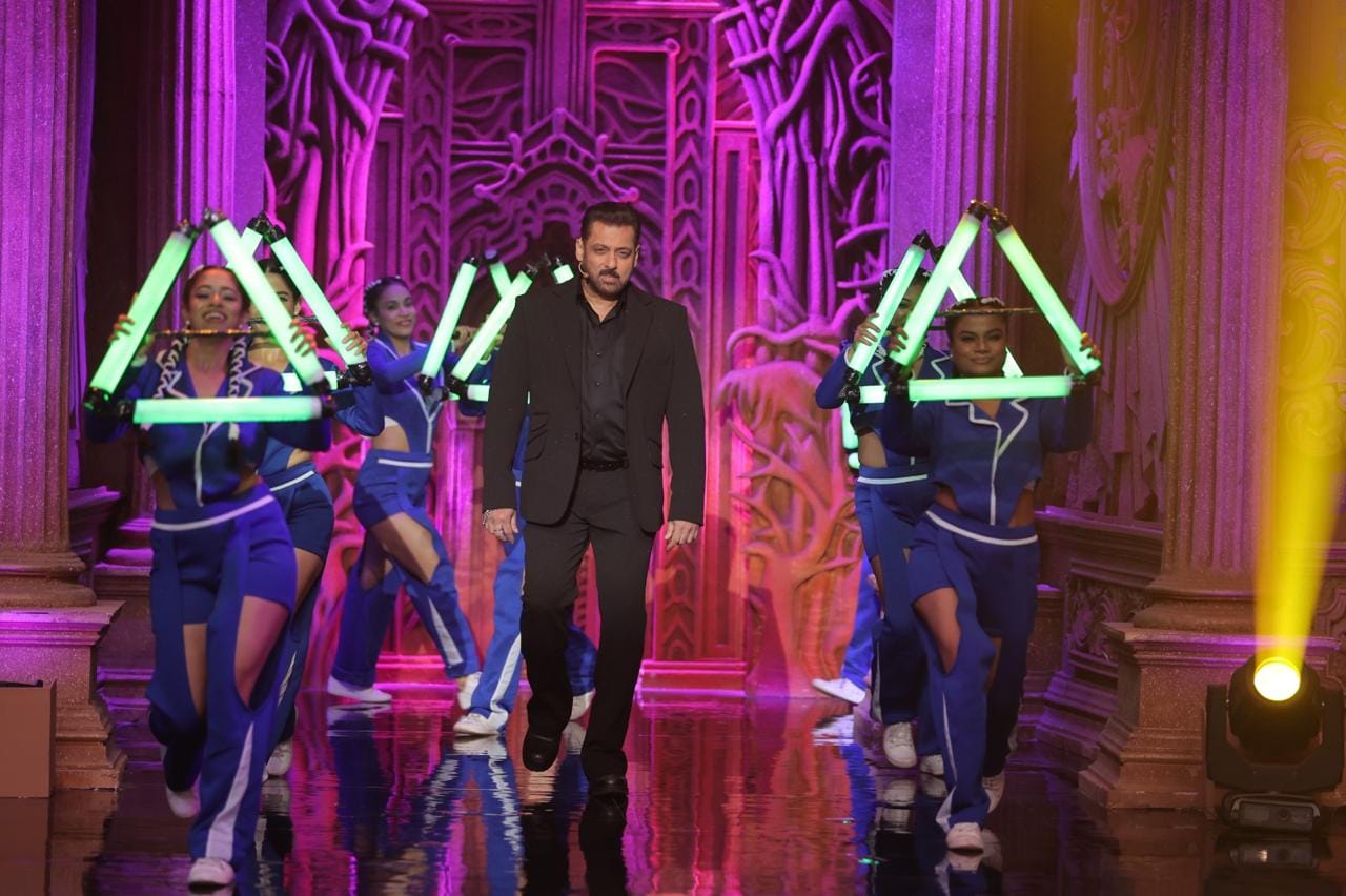 बिग बॉसच्या चाहत्यांची प्रतीक्षा अखेर संपली आहे.अखेर या शोची सुरुवात जोरदार सुरुवात झाली आहे. सलमान खानने पुन्हा एकदा त्याच्या स्टाईलने सर्व चाहत्यांचं मन जिंकलं आहे. 