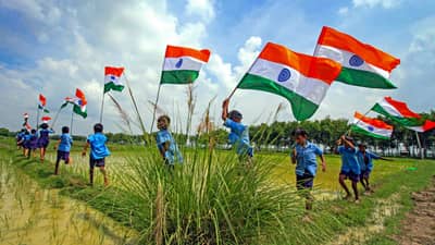 Independence Day 2025 : बलसागर भारत होवो, विश्वात शोभुनी राहो...स्वातंत्र्यदिनानिमित्त आपल्या मित्र-मैत्रीण आणि प्रियजनांना पाठवा खास शुभेच्छा