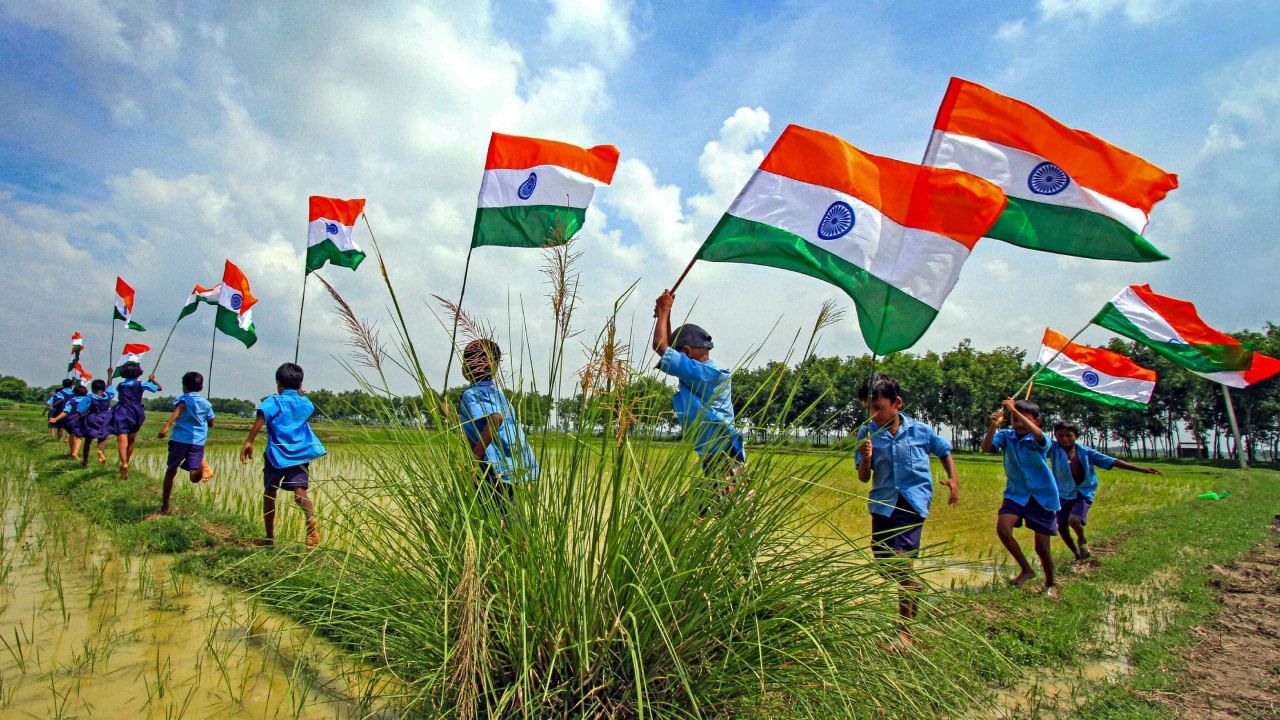 Independence Day 2025 : बलसागर भारत होवो, विश्वात शोभुनी राहो...स्वातंत्र्यदिनानिमित्त आपल्या मित्र-मैत्रीण आणि प्रियजनांना पाठवा खास शुभेच्छा Independence Day 2025 : बलसागर भारत होवो, विश्वात शोभुनी राहो...स्वातंत्र्यदिनानिमित्त आपल्या मित्र-मैत्रीण आणि प्रियजनांना पाठवा खास शुभेच्छा