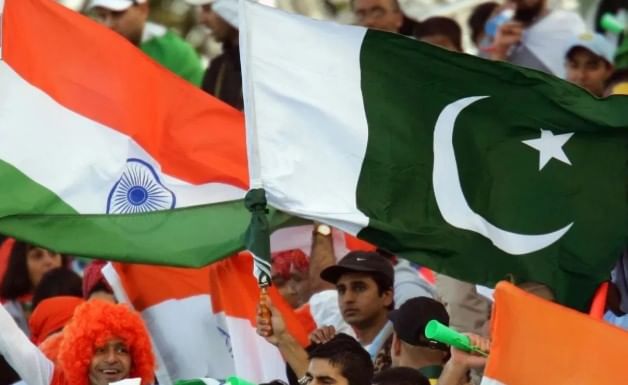 दरम्यान, भारत आणि पाकिस्तान यांच्यातील सामन्याची संपूर्ण जगात चर्चा असते. कारण हा सामना पाहण्यासाठी मैदान गच्च भरलेलं असतं. कोट्यवधील लोक हा सामना पाहात असतात. दरम्यान, पाकिस्तानचा माजी क्रिकेटर वसीम अकरम यांनी भारत-पाकिस्तान यांच्यातील सामना कोण जिंकणार? याबाबतचं भाकित केलं आहे. 