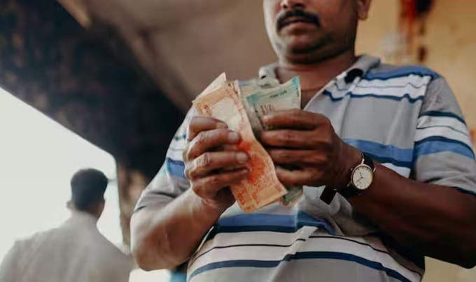 भारतात राहणीमान आणि खरेदी क्षमता रशियापेक्षा वेगळी आहे. भारतात मध्यमवर्गीय राहाणीमानाप्रमाणे 10,900 रुपयांच्या आपण अनेक वस्तू विकत घेऊ शकतो. 