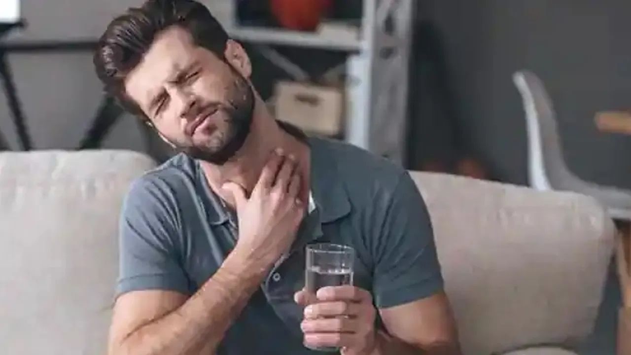 गरम पाण्याचे गार्गल (Warm salt water gargle): कोमट पाण्यात थोडं मीठ टाकून गुळण्या केल्याने सूज व जळजळ कमी होते.