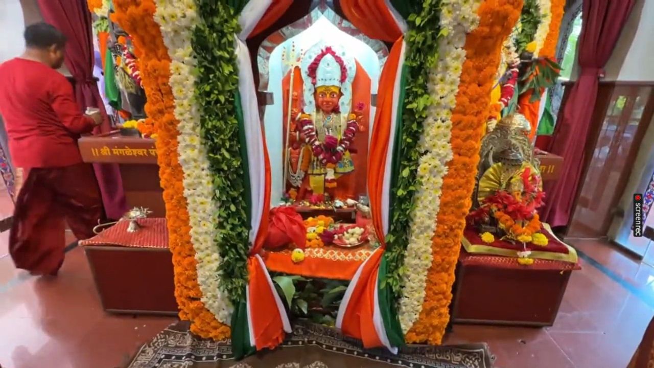 जळगाव जिल्ह्यातील अमळनेर येथील श्री मंगळदेव ग्रह मंदिर हे केवळ महाराष्ट्रातच नव्हे, तर संपूर्ण जगात एकमेव मूर्तीरूपी मंगळ ग्रहाचे मंदिर म्हणून ओळखले जाते. हे मंदिर अतिशय प्राचीन आणि दुर्मिळ आहे.