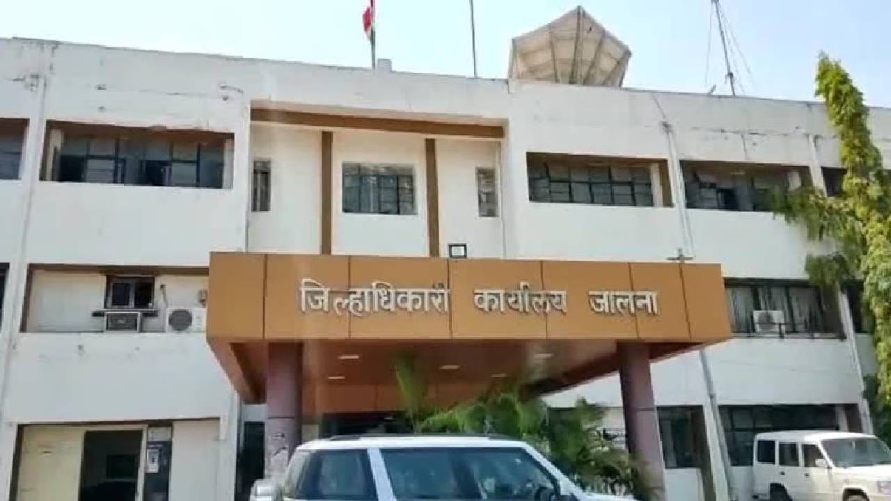 अतिवृष्टी अनुदान घोटाळा, राज्य सरकार अॅक्शन मोडवर, थेट एफआयआर दाखल करण्याचे आदेश अतिवृष्टी अनुदान घोटाळा, राज्य सरकार अॅक्शन मोडवर, थेट एफआयआर दाखल करण्याचे आदेश