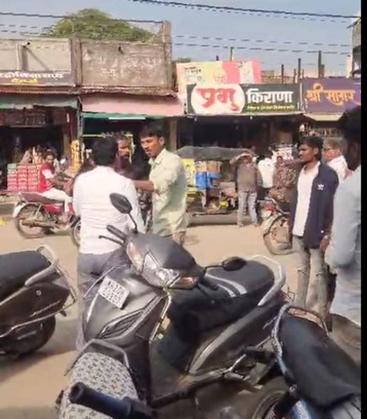 सध्या राज्यात मराठा आरक्षणाचा मुद्दा पुन्हा एकदा ऐरणीवर आला आहे. कारण मनोज जरांगे यांनी येत्या 29 ऑगस्ट रोजी मुंबईत जाऊन आमरण उपोषण करण्याची घोषणा केली आहे. काहीही झालं तरी मी मुंबईला जाणारच, असा पवित्रा जरांगे यांनी घेतलाय.