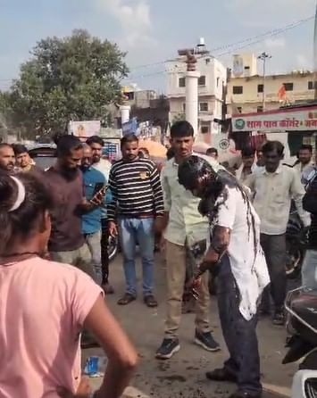 या घटनेचा व्हिडीओ सध्या समोर आला आहे. विदूर लाकडे असे काळे फासण्यात आलेल्या व्यक्तीचे नाव आहे. विदूर यांनी मनोज जरंगे यांच्या विरोधात सोशल मीडियावर पोस्ट केली होती. त्यानंतर जरांगे यांचे समर्थक आक्रमक झाल्याचे पाहायला मिळाले. जालना जिल्ह्यात ही घटना घडली आहे.