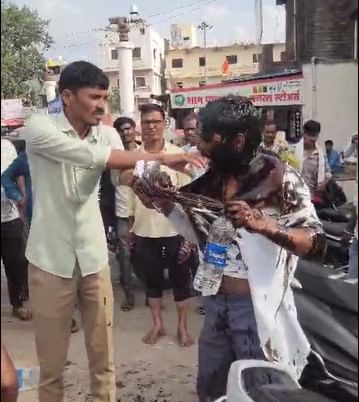 असे असतानाच आता मनोज जरंगे यांच्याविरोधात पोस्ट करणाऱ्या एका व्यक्तीला काळे फासण्याचा धक्कादायक प्रकार घडला आहे. या व्यक्तीच्या अंगावरचे कपडे फाडण्यात आले आहेत. तसेच या व्यक्तीला धक्काबुक्कीही करण्यात आली आहे. 