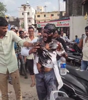 दरम्यान, आता जरांगे यांच्या या भूमिकेनंतर राज्यभरात वेगवेगळ्या प्रतिक्रिया व्यक्त केल्या जात आहेत. दरम्यान जालना जिल्ह्यात जरांगे यांच्याविरोधात पोस्ट करणाऱ्या एका व्यक्तीला काळे फासल्याचा प्रकार घडला आहे.  