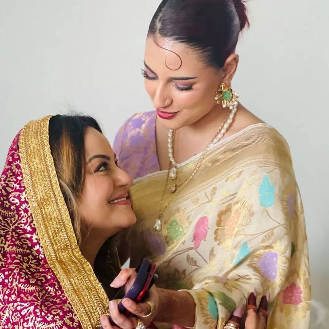 जवेरिया अब्बासीला पहिल्या लग्नापासून एक मुलगी आहे. मुलीचं नाव Anzela आहे. ती सुद्धा अभिनेत्री आहे. Anzela च सुद्धा लग्न झालय. जवेरियाने दुसरा निकाह केला, त्यावेळी तिचा जवाई लग्नलाा हजर होता. मुलीच्या सासरकडचे सुद्धा आलेले. 