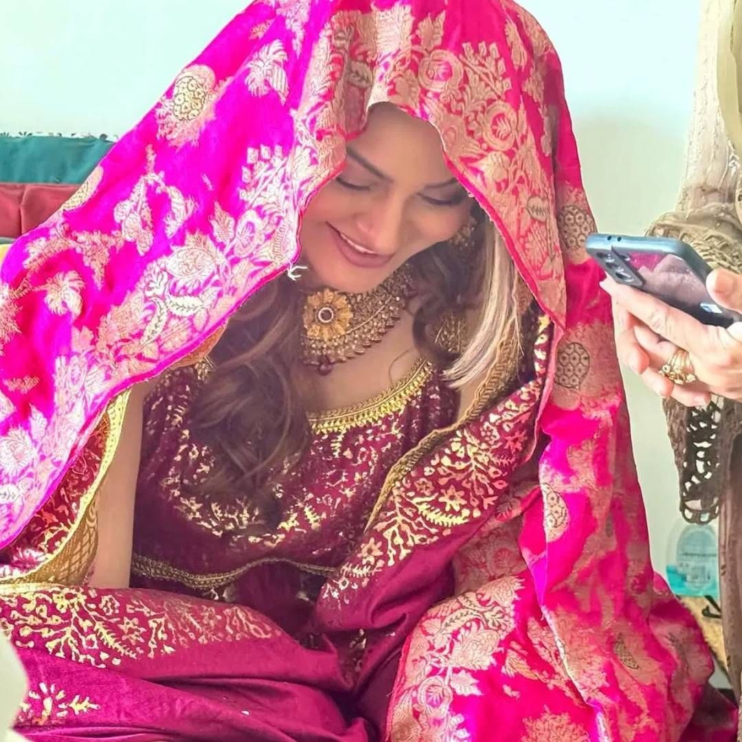 पाकिस्तानी फिल्ड इंडस्ट्रीतील ही लोकप्रिय अभिनेत्री आहे. तिने विवाहानंतर 13 वर्षांनी पहिल्या पतीपासून विभक्त होण्याचा निर्णय घेतला. 2009 साली नवऱ्याला घटस्फोट दिला. वयाच्या 51 व्या वर्षी बिझनेसमॅनसोबत दुसरा निकाह केला. तिनेच सांगितलेलं की, मुलीच्या सासरकडचे माझ्या लग्नाला आलेले. 