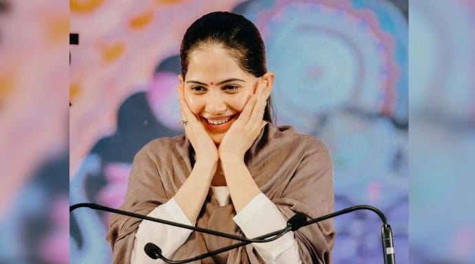 दरम्यान, आता कथावाचक जया किशोरी यांनी लग्न कधी करावं? याबाबत नेमकी माहिती दिली आहे. त्यांच्या या मताची सध्या सगळीकडेच चर्चा होत आहे. जया किशोरी यांच्या म्हणण्यांनुसार जेव्हा मुलगा-मुलगी दोघेही समजदार आणि त्यांचे निर्णय घेण्यास सक्षम होतील, तेव्हा त्यांनी लग्न करावं.