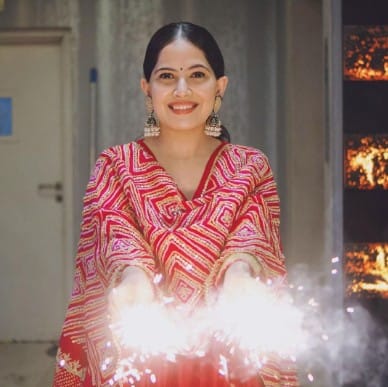 लग्न कोणत्या व्यक्तीशी करायला हवं? याबद्दलही जया किशोरी यांनी सांगितलंय. सारासार विचार करूनच लग्नाचा निर्णय घ्यायला हवा. लग्नास होकार देण्याआधी आपल्या भावी जोडीदाराचा स्वभाव कसा आहे, हे अगोदर समजून घ्यावे, असे जया किशोरी सांगतात.