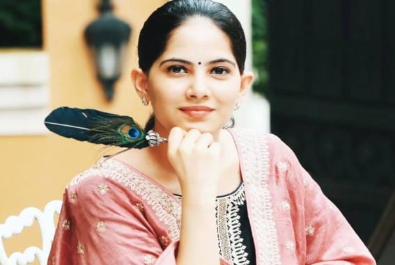 तसेच, एखाद्या व्यक्तीच्या सर्वच सवयी चांगल्या वाटत असतील अशा व्यक्तीशी लग्न न करता ज्या व्यक्तीच्या कमतरता स्वीकार करण्याची तुमची तयारी आहे, त्याच व्यक्तीशी लग्न करा, असा सल्ला जया किशोरी यांनी तरुण-तरुणींना दिला आहे.