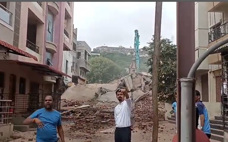   जेजुरी शहरातील खोमणे आळीतील बांधकामाधीन इमारत  सायंकाळी पाच वाजण्याच्या सुमारास धोकादायकरीत्या झुकली होती. या इमारतीचा भविष्यकालीन धोका पाहता ती पाडण्यात आली. यावेळी प्रशासनाने योग्य ती काळजी घेतली होती. 