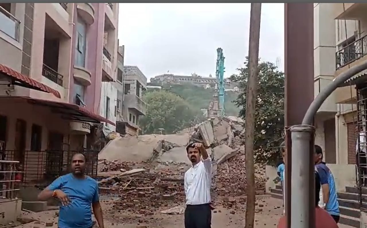   जेजुरी शहरातील खोमणे आळीतील बांधकामाधीन इमारत  सायंकाळी पाच वाजण्याच्या सुमारास धोकादायकरीत्या झुकली होती. या इमारतीचा भविष्यकालीन धोका पाहता ती पाडण्यात आली. यावेळी प्रशासनाने योग्य ती काळजी घेतली होती. 