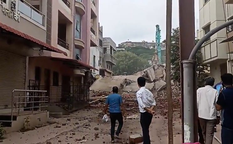 इमारत पाडताना जेजुरी नगरपरिषदने अग्निशमन दल व रुग्णवाहिका सज्ज ठेवली होती. पोलिसांची तातडीची घटनास्थळी घाव घेवून रहिवाशांचे सुरक्षित स्थलांतर केले. सुरक्षा बॅरिकेट लावून रहदारी थांबविण्यात आली.