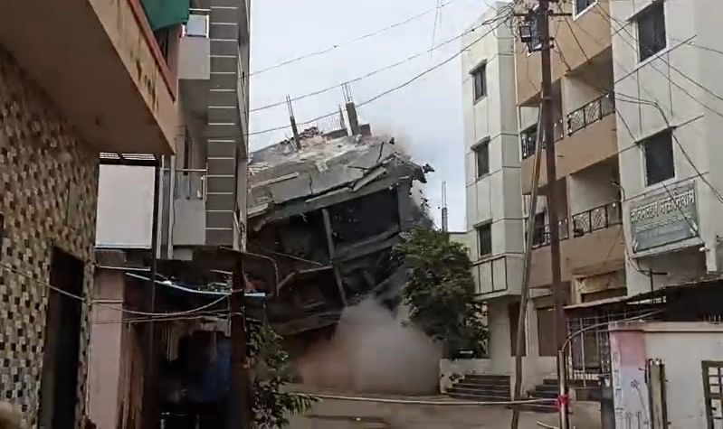 जेजुरी शहराच्या मध्यवर्ती ठिकाणी खोमणे आळी परिसरात  सायंकाळी अंदाजे 5  वाजता बांधकाम सुरू असलेली पाच मजली इमारत अचानक एका बाजूला धोकादायकरीत्या झुकल्याने परिसरात खळबळ उडाली. वेळीच घेतलेल्या उपाययोजनांमुळे संभाव्य अनर्थ टळला. घटनेची माहिती मिळताच अग्निशमन दल आणि जेजुरी पोलीस स्टेशनचे अधिकारी व नगर परिषदेचे आधिकरी कर्मचारी घटनास्थळी दाखल झाले. 