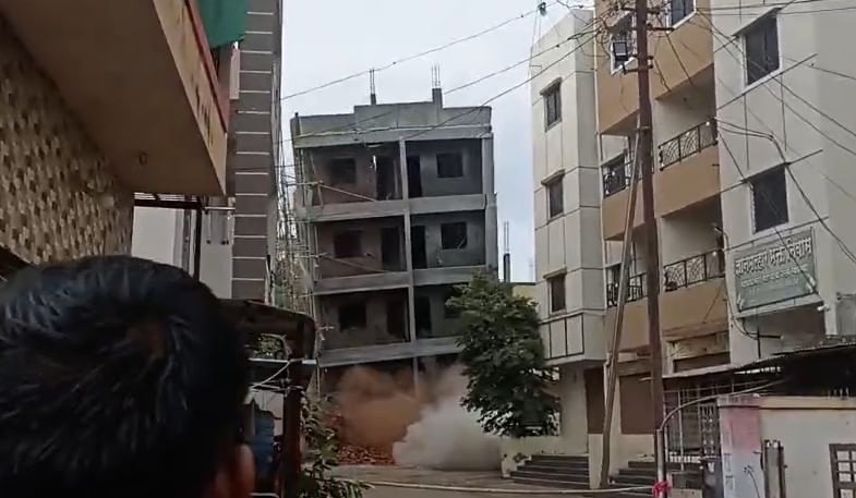 परिसरातील नागरिकांची सुरक्षितता लक्षात घेऊन इमारतीभोवतालचा परिसर तत्काळ बंद करण्यात आला तसेच शेजारील रहिवाशांचे सुरक्षित स्थळी स्थलांतर करण्यात आले.  पहाटे पुणे महानगर पालिकेचे कटर्स दाखल झाले .सकाळी आठ वाजता इमारत पाडण्याचे काम सुरू झाले आणि क्षणार्धात पाच मजली इमारत खाली कोसळली.