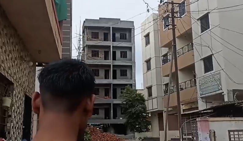 प्राथमिक माहितीनुसार, इमारत झुकण्यामागील कारणांचा शोध घेण्यासाठी तांत्रिक पथक कार्यरत असून, नेमके कारण तपास अहवाल आल्यानंतरच स्पष्ट होणार आहे. सुदैवाने, या घटनेत कोणतीही जीवितहानी झालेली नाही. वाढत्या शहरांमध्ये बांधकामादरम्यान सुरक्षा नियमांचे काटेकोर पालन किती महत्त्वाचे आहे, याची जाणीव या घटनेतून पुन्हा अधोरेखित झाली आहे.