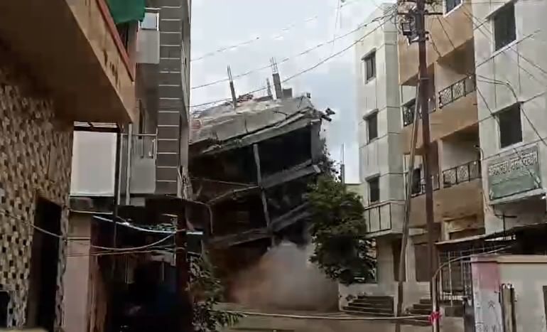 सदर इमारत अनधिकृतपणे बांधली जात होती. या इमारत मालकास जेजुरी नगरपरिषदेच्या वतीने यापूर्वीच नोटीस देण्यात आली होती. आणखी अनेक इमारती अनधिकृतपणे बांधण्यात येत असून त्यांनाही पालिकेने नोटिसा दिल्या आहेत. आता या इमारतींवर कारवाई करण्यात येणार असल्याचे पालिकेचे मुख्याधिकारी चारुदत्त इंगुले यांनी सांगितले.