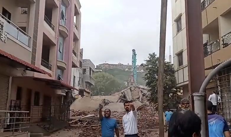 जेजुरी पोलीस स्टेशनचे सहाय्यक पोलीस निरीक्षक दीपक वाकचौरे व कर्मचारी वर्गाने इमारत झुकल्यापासून ते इमारत पाडून सर्व राडारोडा हटविण्यापर्यंत चोख बंदोबस्त दिला.